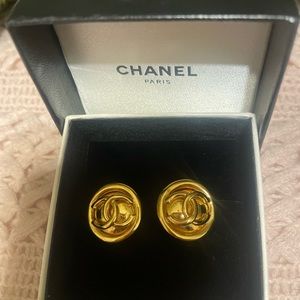Authentic Vintage Chanel Earrings CC Logo Gold Clip On!!